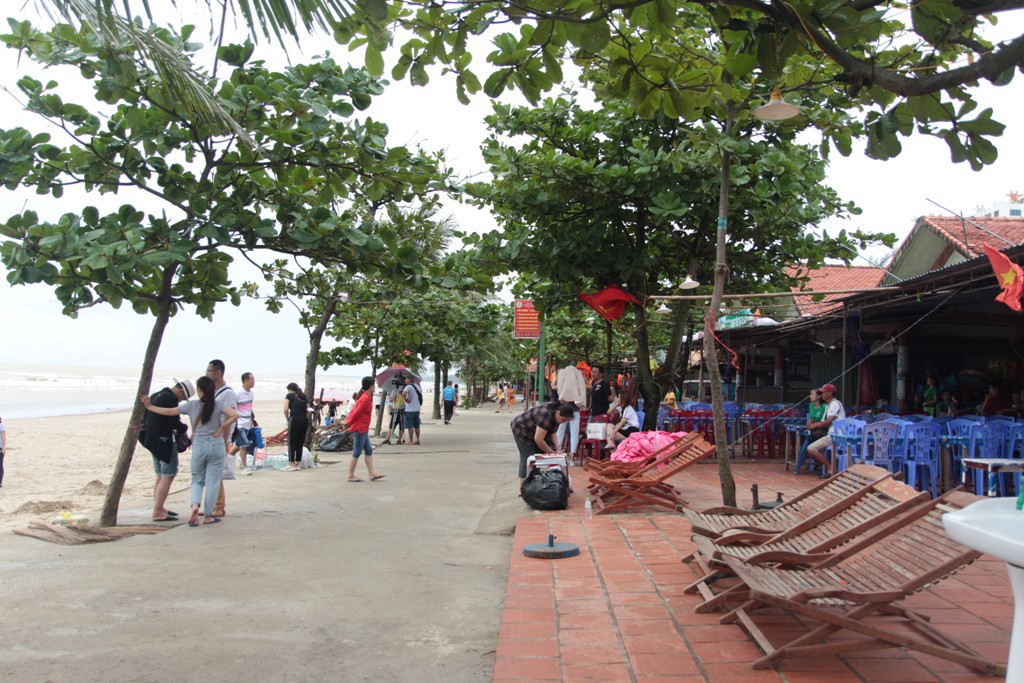 Biển Cửa Lò đông đúc khách du lịch sau bão Sơn Tinh