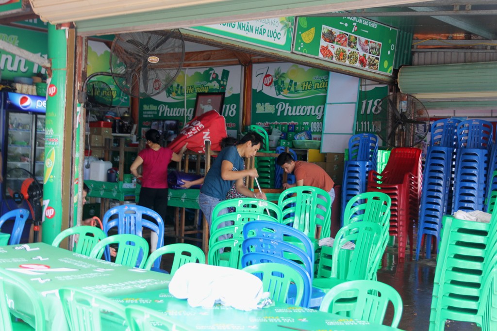 Biển Cửa Lò đông đúc khách du lịch sau bão Sơn Tinh