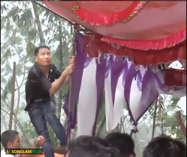 Đám cưới ngày bão: Trai tráng thay nhau giữ rạp cho khỏi bay mất để mọi người yên tâm ăn cỗ