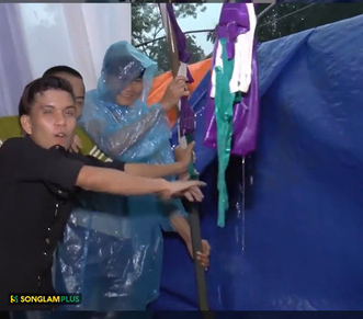 Đám cưới ngày bão: Trai tráng thay nhau giữ rạp cho khỏi bay mất để mọi người yên tâm ăn cỗ