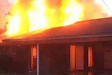 Cự cãi, mang 20 lít xăng đốt nhà người yêu khiến 2 người tử vong