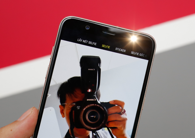 Galaxy J8 về Việt Nam giá 7,3 triệu đồng