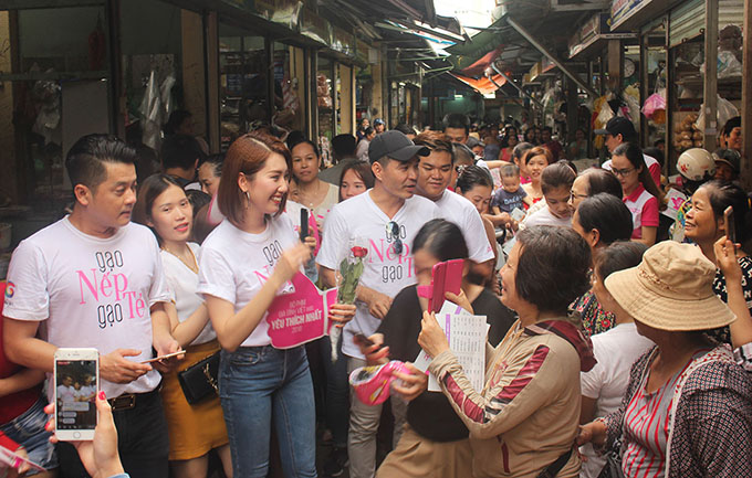 Khán giả thích thú khi gặp gỡ dàn diễn viên Gạo Nếp Gạo Tẻ ngoài đời