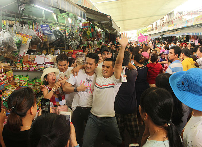 Khán giả thích thú khi gặp gỡ dàn diễn viên Gạo Nếp Gạo Tẻ ngoài đời