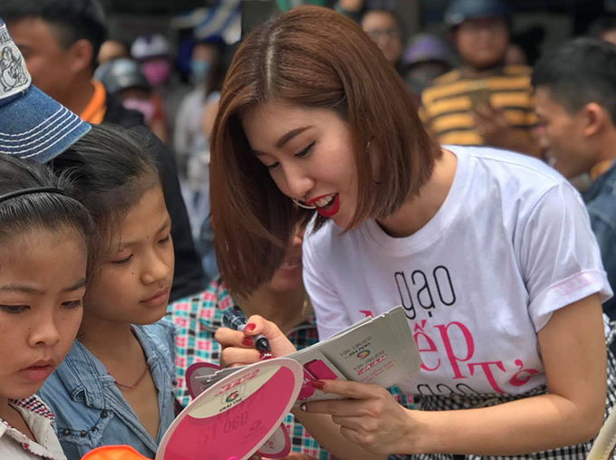 Khán giả thích thú khi gặp gỡ dàn diễn viên Gạo Nếp Gạo Tẻ ngoài đời