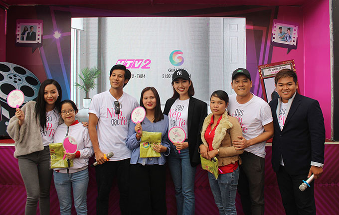 Khán giả thích thú khi gặp gỡ dàn diễn viên Gạo Nếp Gạo Tẻ ngoài đời