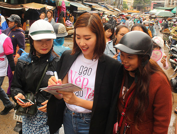 Khán giả thích thú khi gặp gỡ dàn diễn viên Gạo Nếp Gạo Tẻ ngoài đời