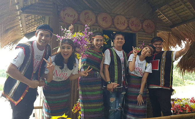 Khán giả thích thú khi gặp gỡ dàn diễn viên Gạo Nếp Gạo Tẻ ngoài đời