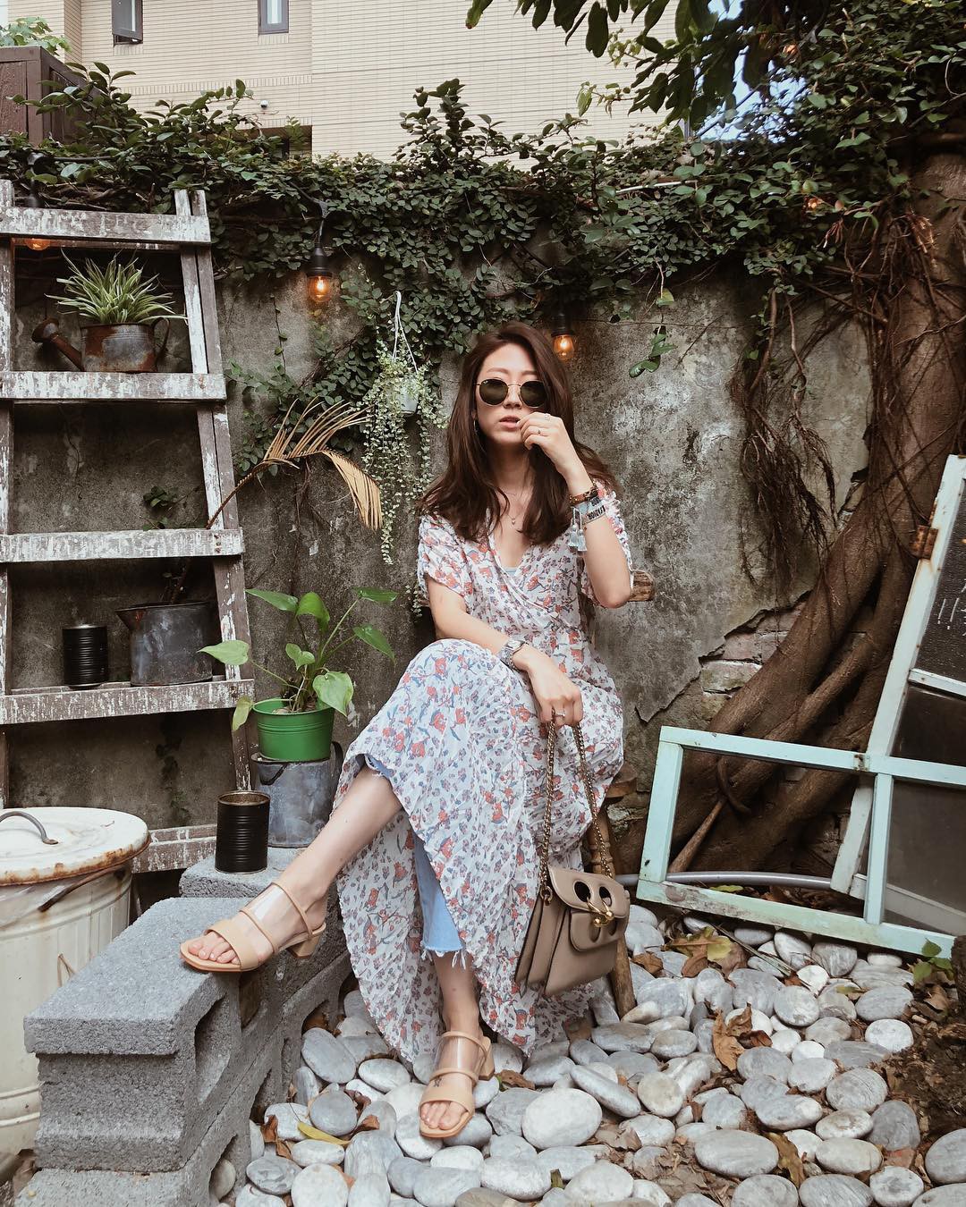 Bỏ qua giày cao gót lênh khênh, cô nàng cao 1m58 này vẫn có cách hack dáng cực hay nhờ giày dép đế thấp