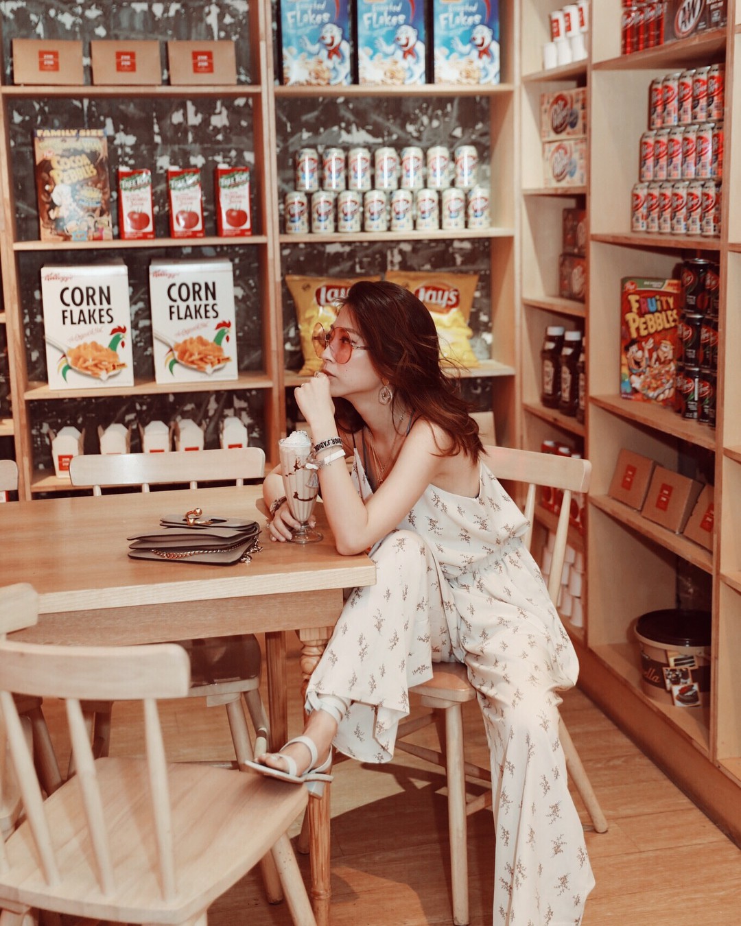 Bỏ qua giày cao gót lênh khênh, cô nàng cao 1m58 này vẫn có cách hack dáng cực hay nhờ giày dép đế thấp