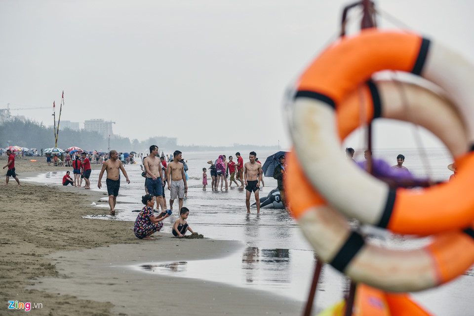 Bất chấp cảnh báo, du khách tắm biển khi bão Sơn Tinh đổ bộ