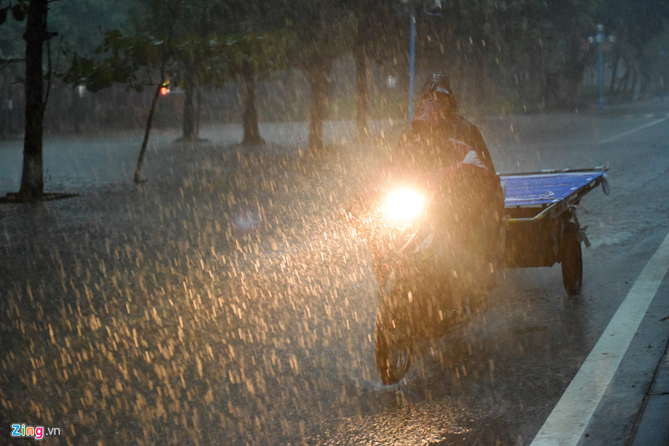 Bất chấp cảnh báo, du khách tắm biển khi bão Sơn Tinh đổ bộ