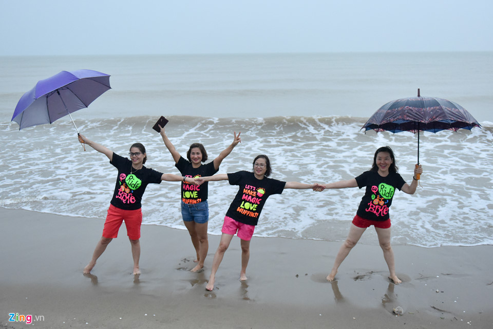 Bất chấp cảnh báo, du khách tắm biển khi bão Sơn Tinh đổ bộ