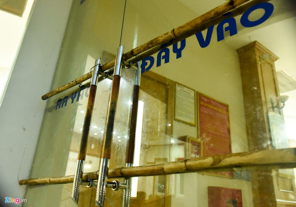 Bất chấp cảnh báo, du khách tắm biển khi bão Sơn Tinh đổ bộ