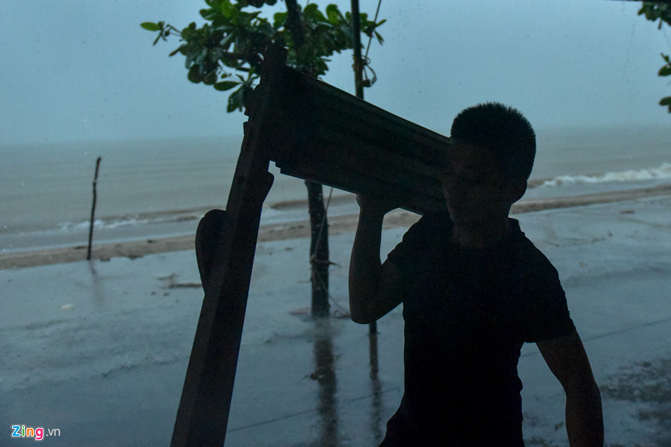 Bất chấp cảnh báo, du khách tắm biển khi bão Sơn Tinh đổ bộ