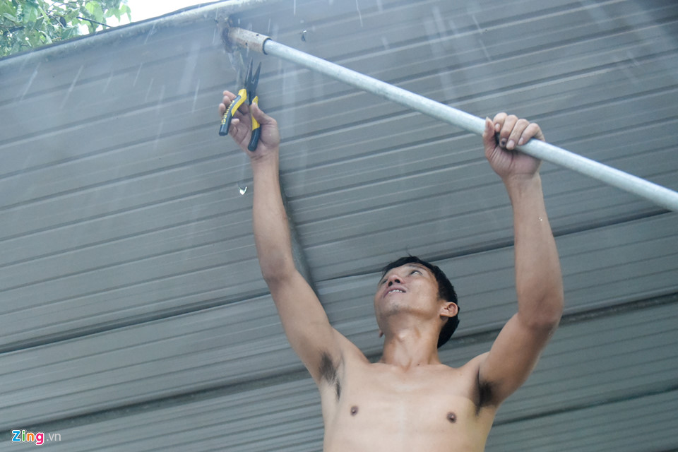 Bất chấp cảnh báo, du khách tắm biển khi bão Sơn Tinh đổ bộ