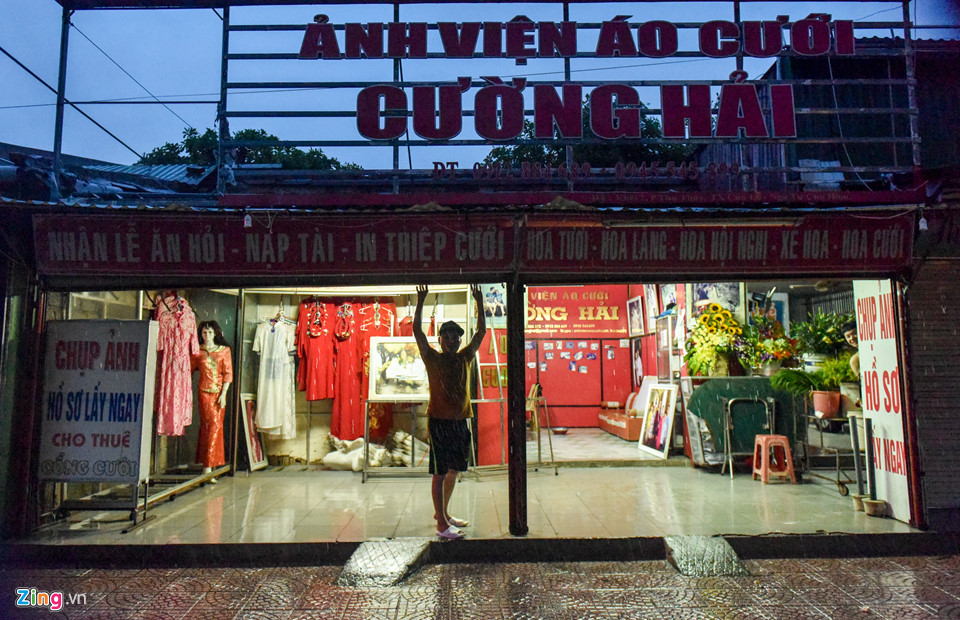 Bất chấp cảnh báo, du khách tắm biển khi bão Sơn Tinh đổ bộ