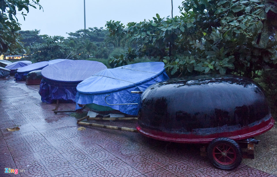 Bất chấp cảnh báo, du khách tắm biển khi bão Sơn Tinh đổ bộ