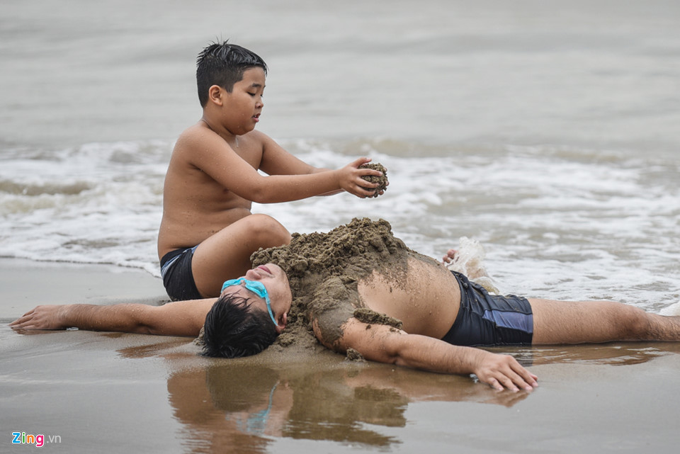 Bất chấp cảnh báo, du khách tắm biển khi bão Sơn Tinh đổ bộ