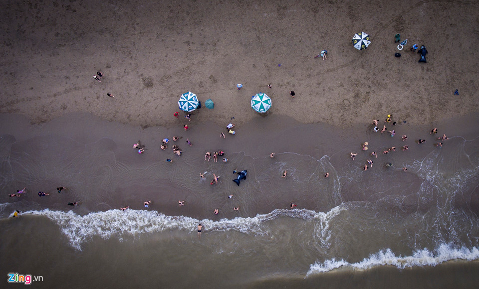 Bất chấp cảnh báo, du khách tắm biển khi bão Sơn Tinh đổ bộ