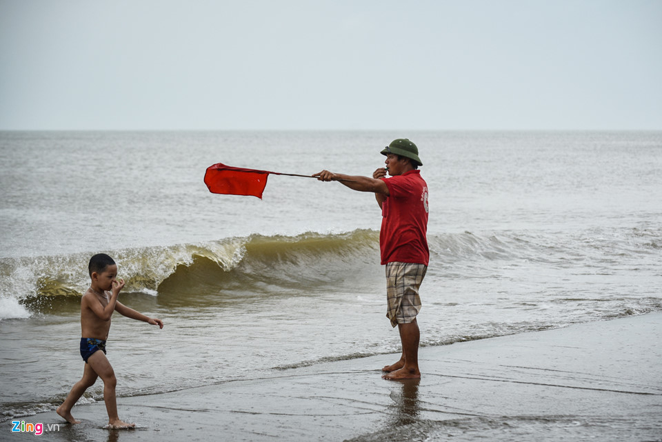 Bất chấp cảnh báo, du khách tắm biển khi bão Sơn Tinh đổ bộ