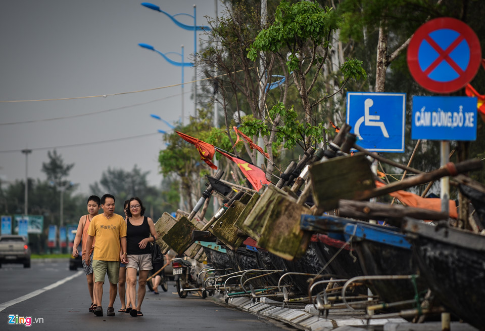 Bất chấp cảnh báo, du khách tắm biển khi bão Sơn Tinh đổ bộ