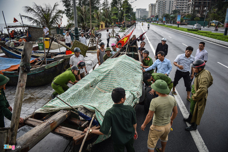 Bất chấp cảnh báo, du khách tắm biển khi bão Sơn Tinh đổ bộ