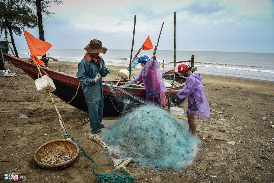 Bất chấp cảnh báo, du khách tắm biển khi bão Sơn Tinh đổ bộ