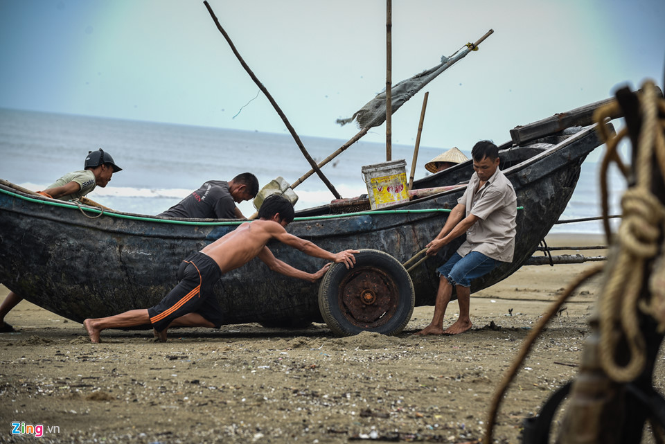 Bất chấp cảnh báo, du khách tắm biển khi bão Sơn Tinh đổ bộ