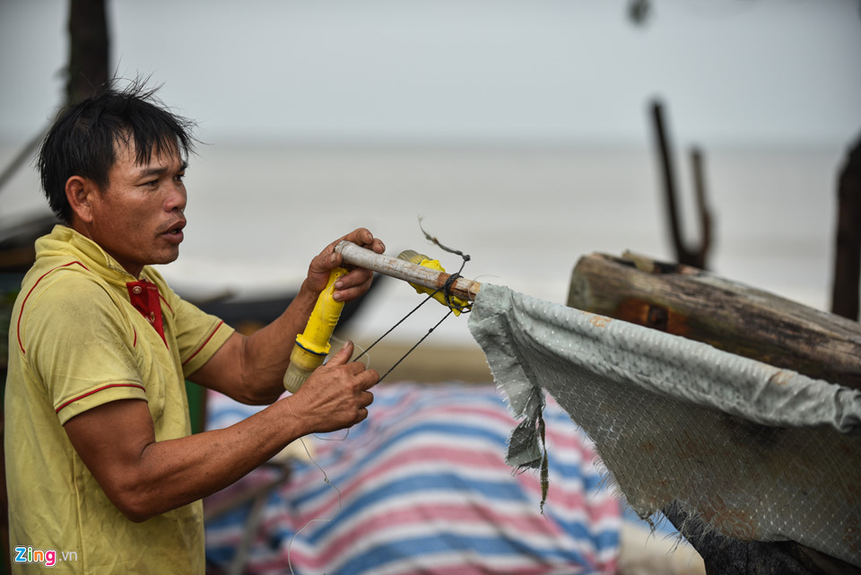 Bất chấp cảnh báo, du khách tắm biển khi bão Sơn Tinh đổ bộ