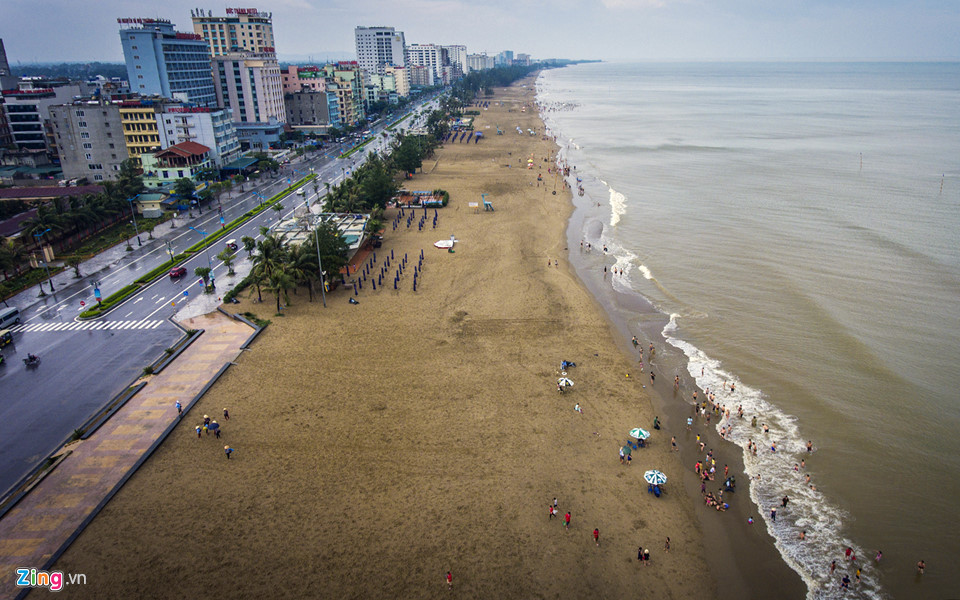 Bất chấp cảnh báo, du khách tắm biển khi bão Sơn Tinh đổ bộ