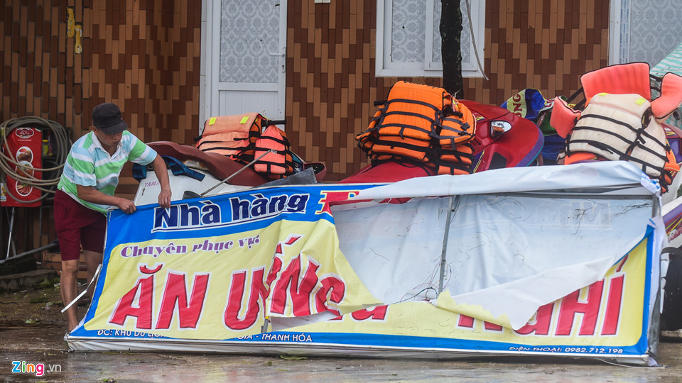 Ven biển Thanh Hoá ngổn ngang, xơ xác sau bão Sơn Tinh