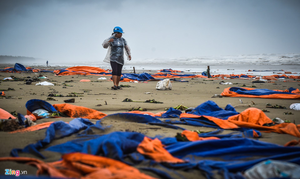 Ven biển Thanh Hoá ngổn ngang, xơ xác sau bão Sơn Tinh