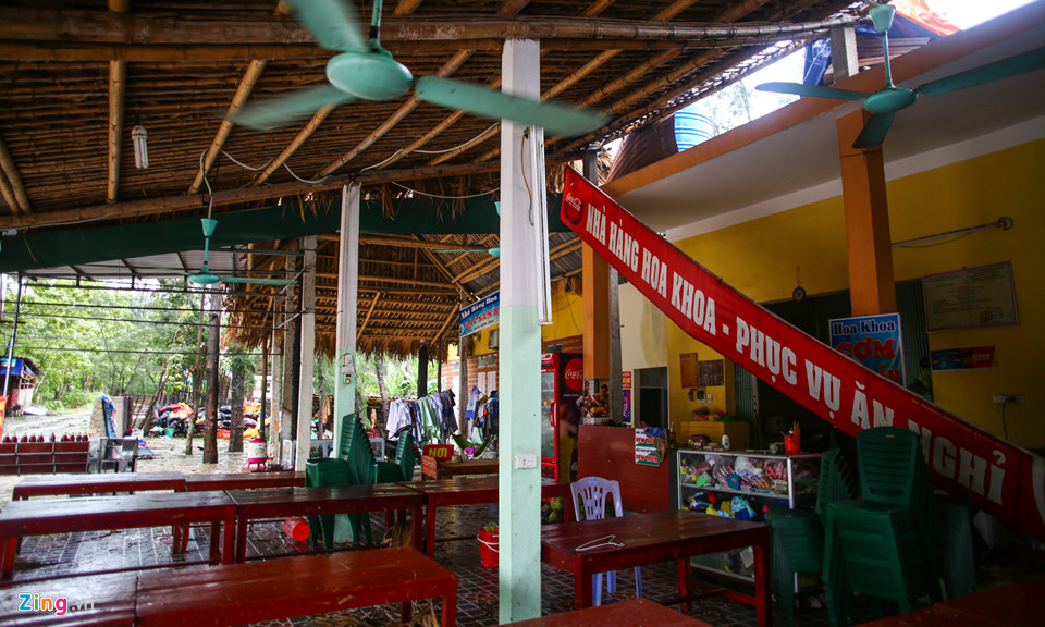 Ven biển Thanh Hoá ngổn ngang, xơ xác sau bão Sơn Tinh