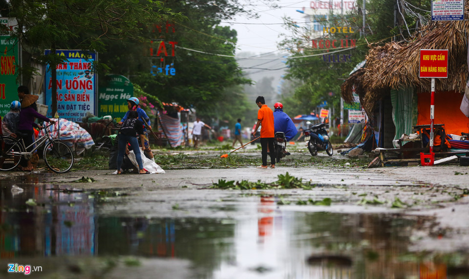 Ven biển Thanh Hoá ngổn ngang, xơ xác sau bão Sơn Tinh