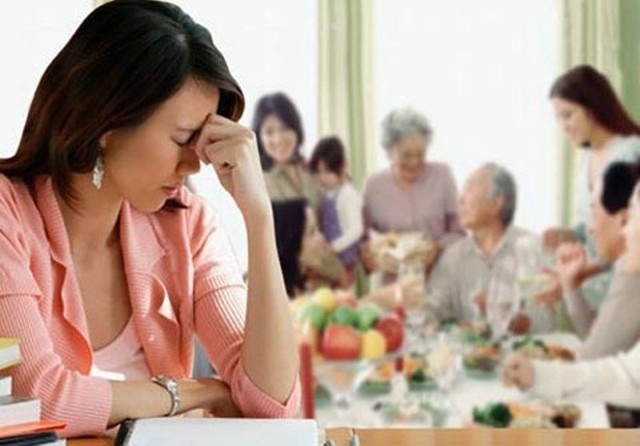 Chắt bóp để mua biếu mẹ chồng chiếc áo, bà nói một câu làm tôi uất nghẹn