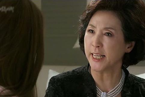 Mẹ chồng thường xuyên buông lời cay nghiệt với con dâu bầu bí vì lý do chẳng ngờ