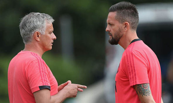 MU méo mặt du đấu Mỹ: Mourinho kể khổ, than sầu