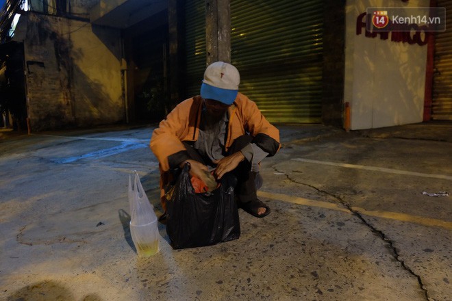 Câu chuyện đáng yêu về chú vịt con lon ton theo sau ông lão vé số ở Sài Gòn: Từ ngày con quỷ sứ này chạy theo, ông thấy vui hơn nhiều