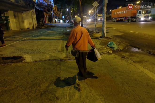 Câu chuyện đáng yêu về chú vịt con lon ton theo sau ông lão vé số ở Sài Gòn: Từ ngày con quỷ sứ này chạy theo, ông thấy vui hơn nhiều