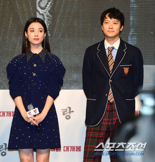 Sau tin đồn hẹn hò, thánh sống Kang Dong Won và Han Hyo Joo có biểu hiện gây sốt trong lần đầu lộ diện