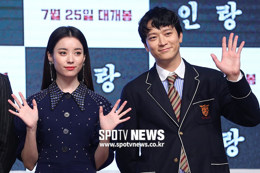 Sau tin đồn hẹn hò, thánh sống Kang Dong Won và Han Hyo Joo có biểu hiện gây sốt trong lần đầu lộ diện