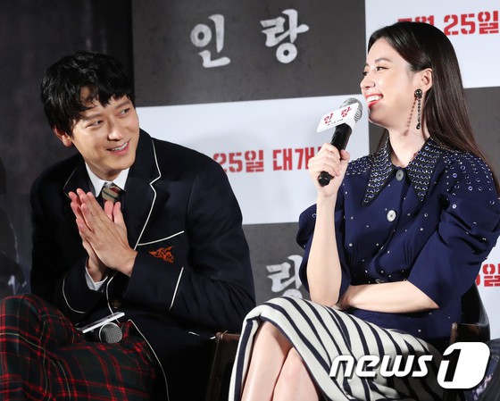 Sau tin đồn hẹn hò, thánh sống Kang Dong Won và Han Hyo Joo có biểu hiện gây sốt trong lần đầu lộ diện