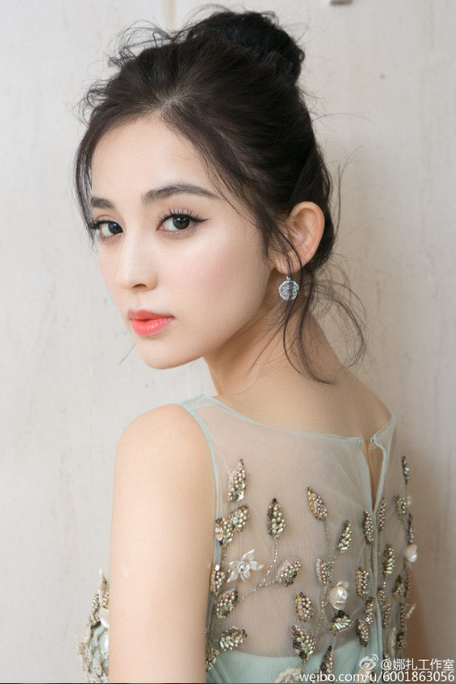 Chỉ với 1 đoạn clip hát nhép, cô bé được so sánh với Cổ Lực Na Trát và Địch Lệ Nhiệt Ba