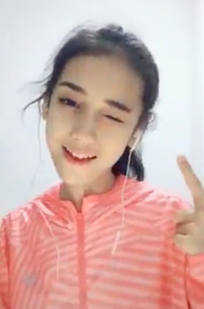 Chỉ với 1 đoạn clip hát nhép, cô bé được so sánh với Cổ Lực Na Trát và Địch Lệ Nhiệt Ba Chỉ với 1 đoạn clip hát nhép, cô bé được so sánh với Cổ Lực Na Trát và Địch Lệ Nhiệt Ba