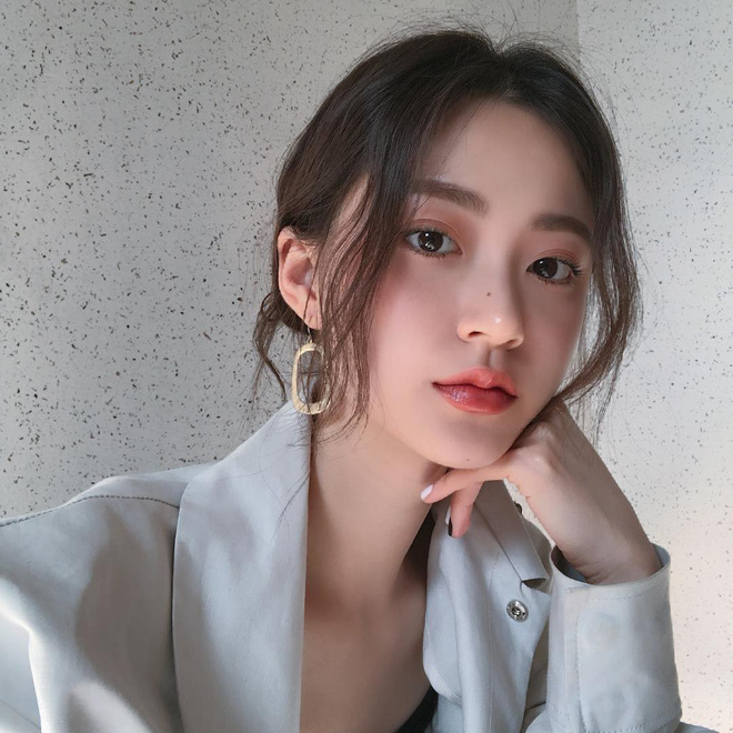 Sở hữu nhan sắc vừa mong manh vừa cá tính, cô nàng 22 tuổi trở thành nàng thơ giới lookbook Hàn Sở hữu nhan sắc vừa mong manh vừa cá tính, cô nàng 22 tuổi trở thành nàng thơ giới lookbook Hàn
