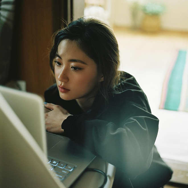 Sở hữu nhan sắc vừa mong manh vừa cá tính, cô nàng 22 tuổi trở thành nàng thơ giới lookbook Hàn Sở hữu nhan sắc vừa mong manh vừa cá tính, cô nàng 22 tuổi trở thành nàng thơ giới lookbook Hàn