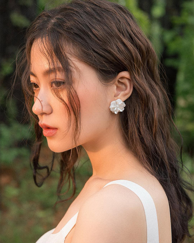 Sở hữu nhan sắc vừa mong manh vừa cá tính, cô nàng 22 tuổi trở thành nàng thơ giới lookbook Hàn