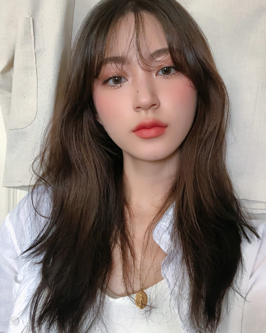 Sở hữu nhan sắc vừa mong manh vừa cá tính, cô nàng 22 tuổi trở thành nàng thơ giới lookbook Hàn