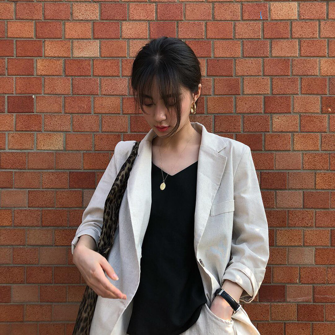 Sở hữu nhan sắc vừa mong manh vừa cá tính, cô nàng 22 tuổi trở thành nàng thơ giới lookbook Hàn